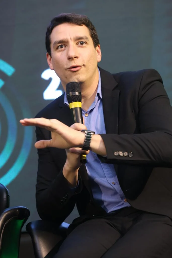 Klyverson Moreno, founder e CEO da TEIIA, durante palestra